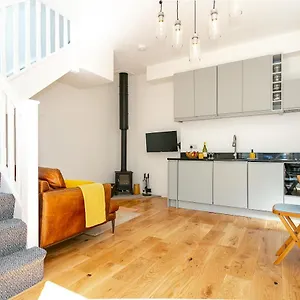  Holiday home The Bs Hive, Modern, Stylish, 2 Bedroom House, In Centre United Kingdom